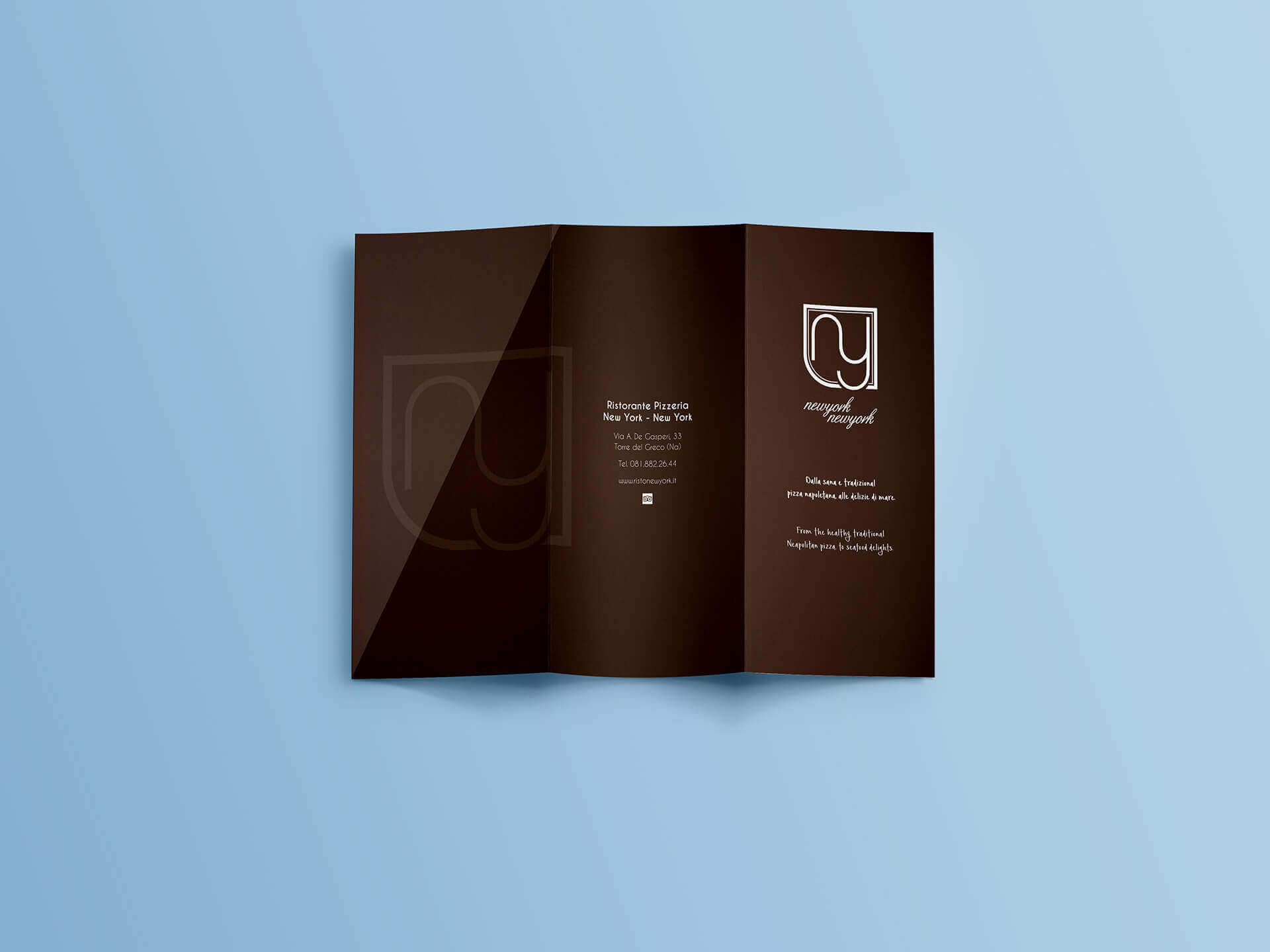 octa-portfolio-grafica--Taverna-e-Mare---Mockup-esterno-Brochure-Trifold-NYNY-